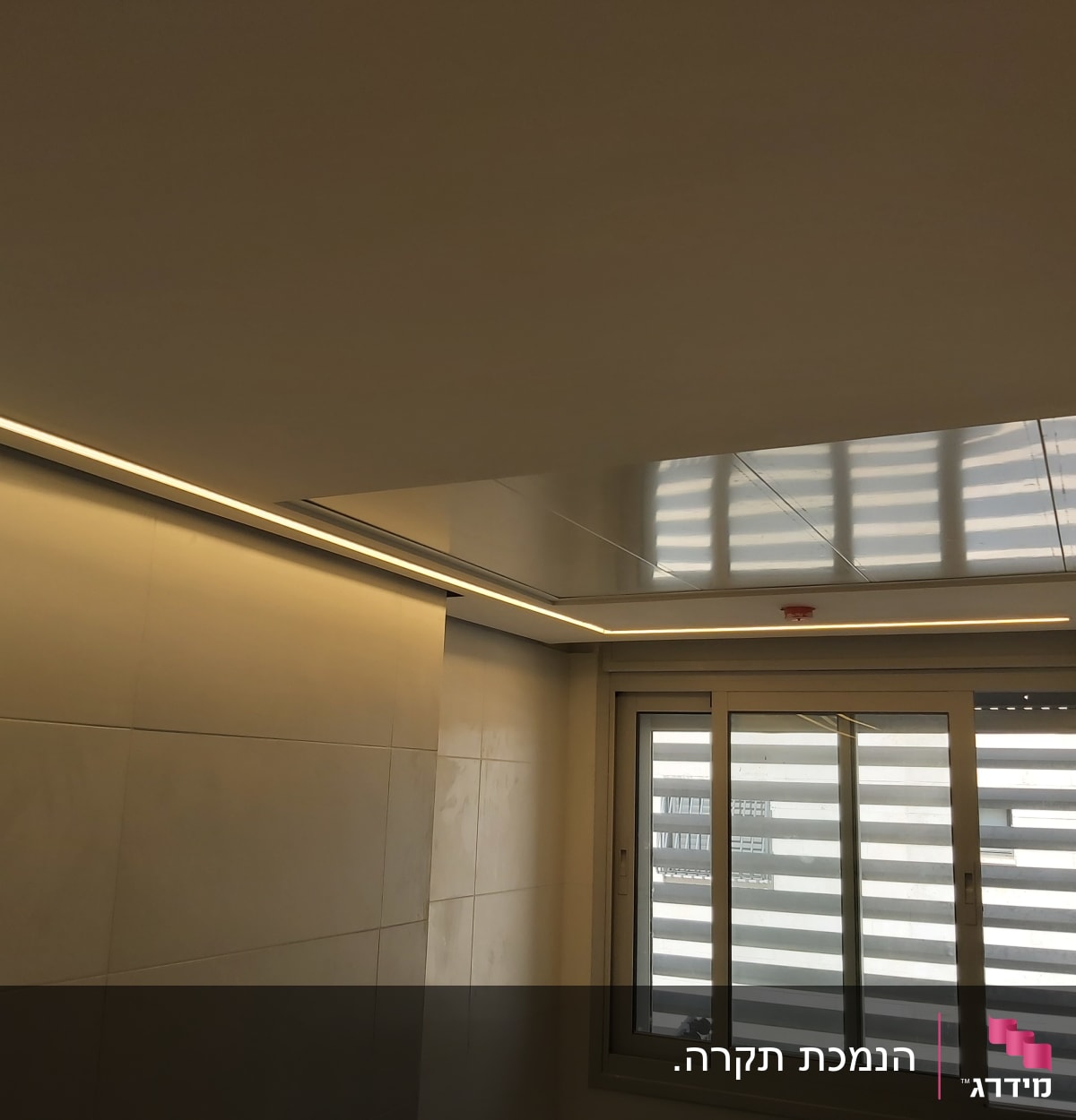 תקרת גבס עם תאורה נסתרת ליד חלון